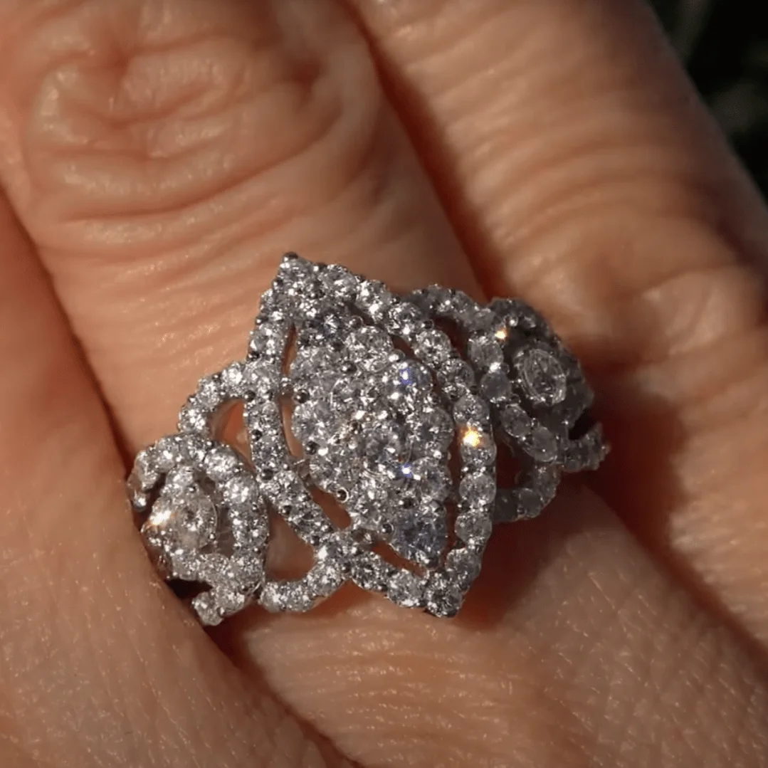 Stylish and shiny women\'s engagement rings are the perfect decoration for creative and exquisite festive banquets
