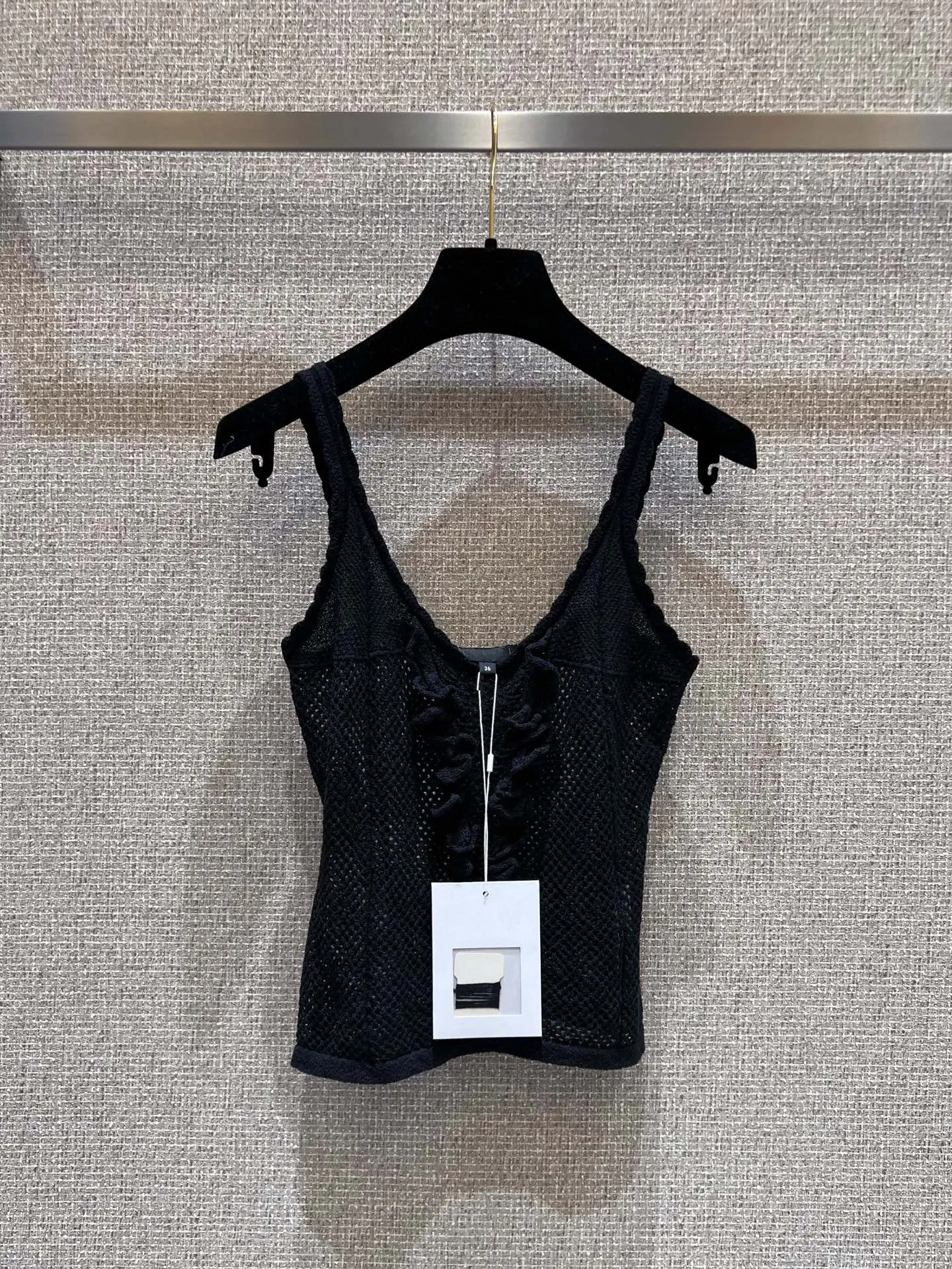 

Эластичная высокоэластичная трикотажная майка с кружевом и металлическими вырезами для женщин — весна 2026, модный дизайн с рюшами