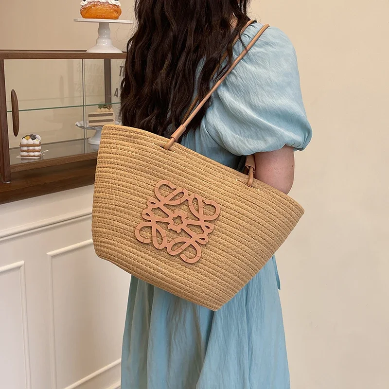 حقيبة ركاب أنيقة وبسيطة مع شعار حروف عصرية ولون سادة مثالية للحامل اليومي للسيدات الأنيقات #2