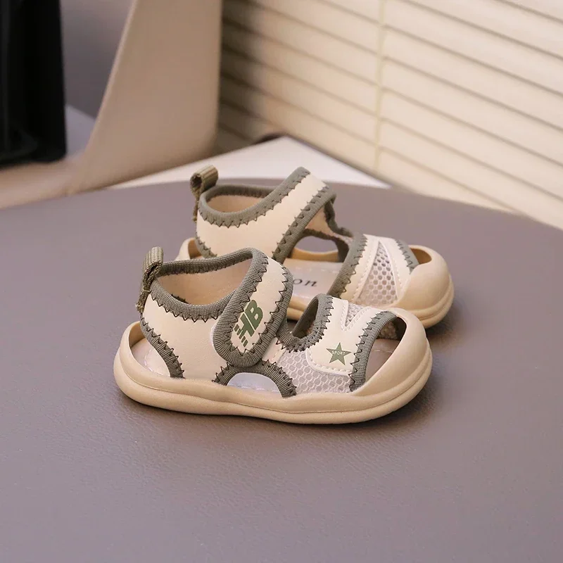 Sandalias multicolores para niños, punta cerrada, antideslizante, suela suave, transpirable, novedad de verano 2021, sandalias de moda de PU para exteriores para niños