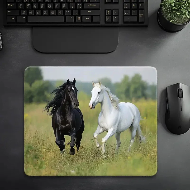 

The small-sized rubber mouse pad with horse pattern design is anti-slip and washable, suitable for both home and office use