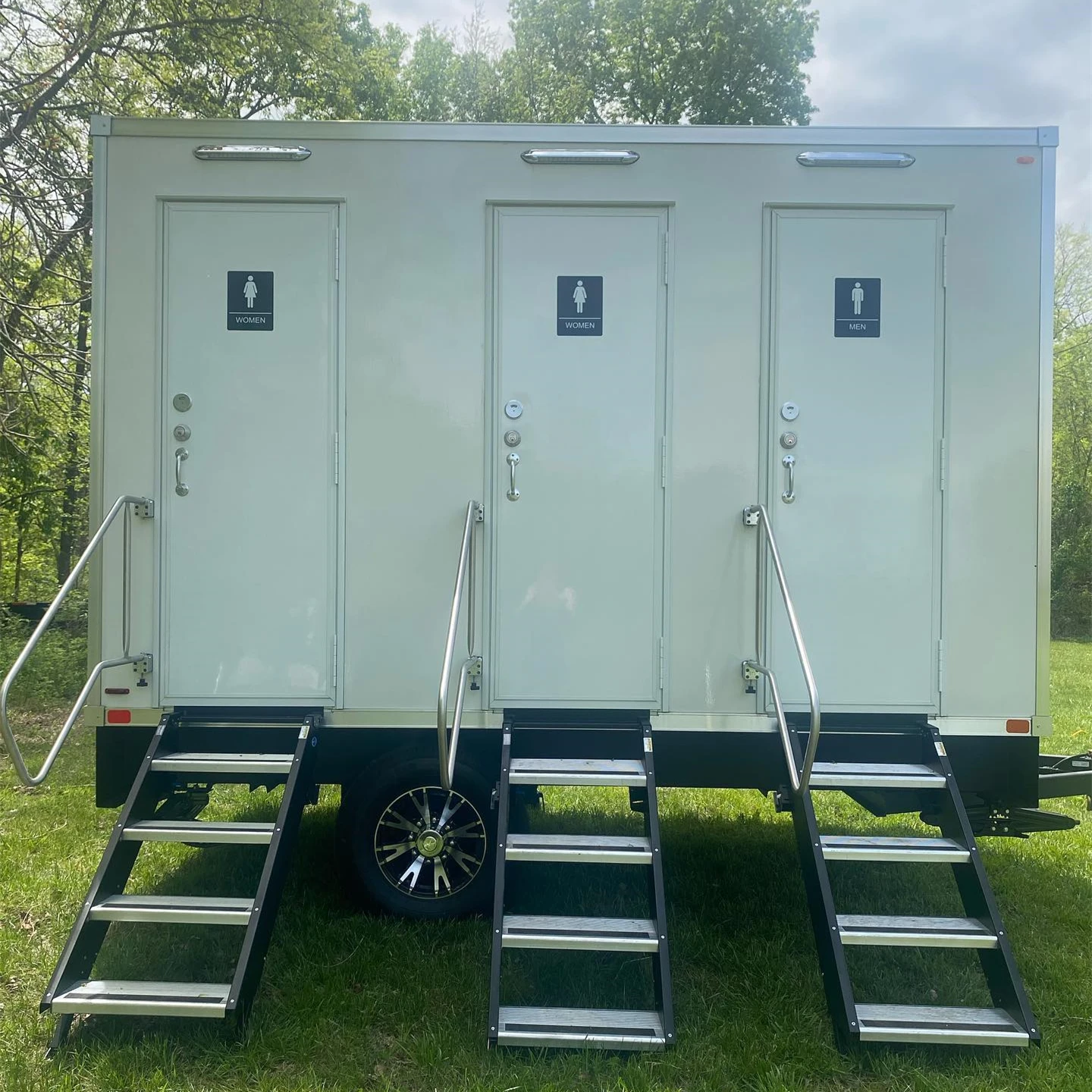 3 Station Prefab House Shower Rooms Outdoor Portable Bathroom Camping Mobile Toilet Trailer Luxury Restroom Trailer With DOT