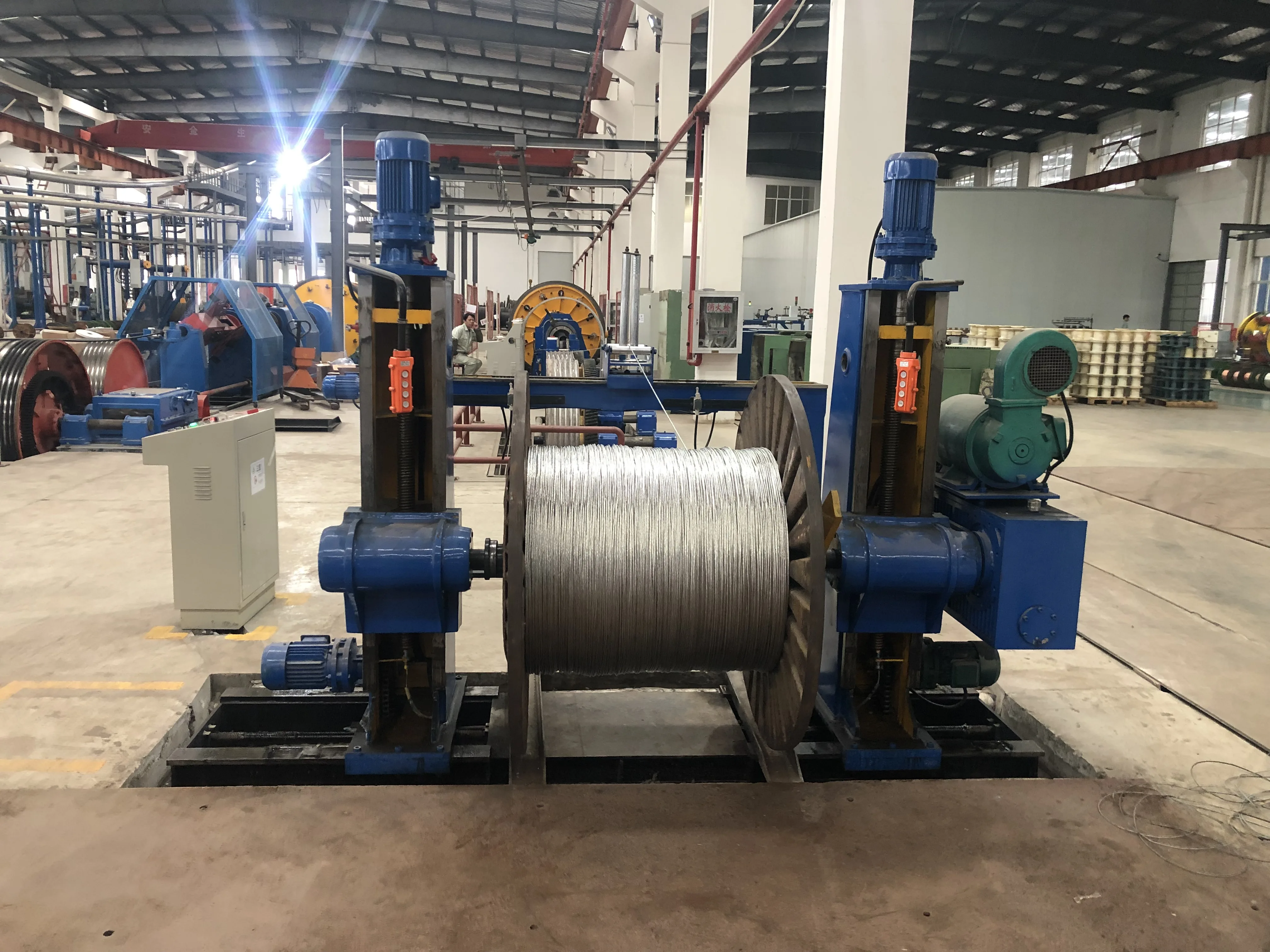 2500 와이어 레일 브래킷을 사용하여 출입구 결제 및 수납 장비를 연결합니다.