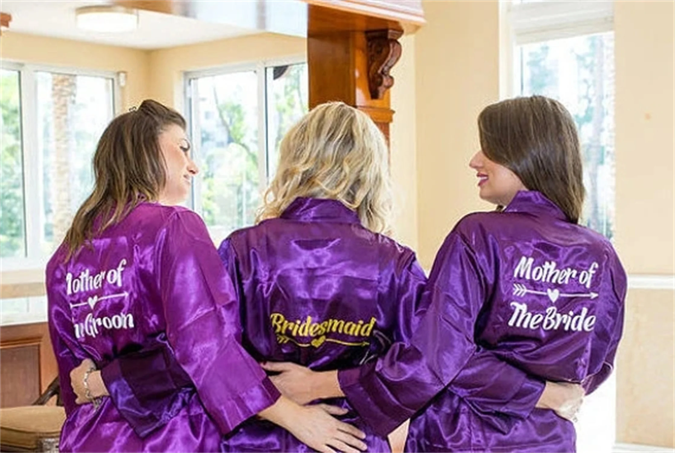 

Custom Monogram Glitter Wedding Bachelorette Bridesmaid Bride Satin Pajamas Robes Maid Of Honor Gowns Bridal Party Favors Gifts