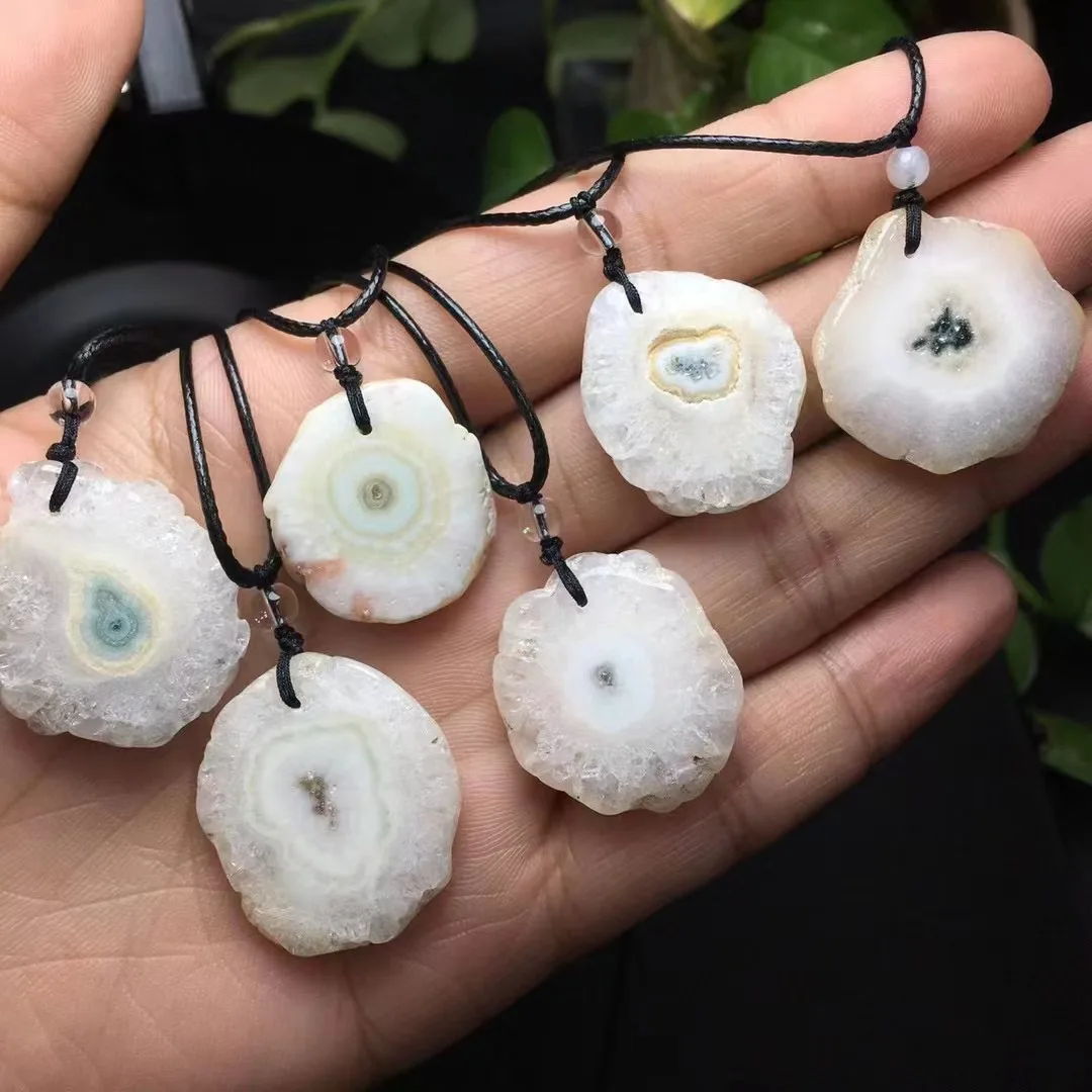 Unit One Piece Popular Wholesale Natural Agate Flower Crystal Healing Plate Pendant With Leather Rope