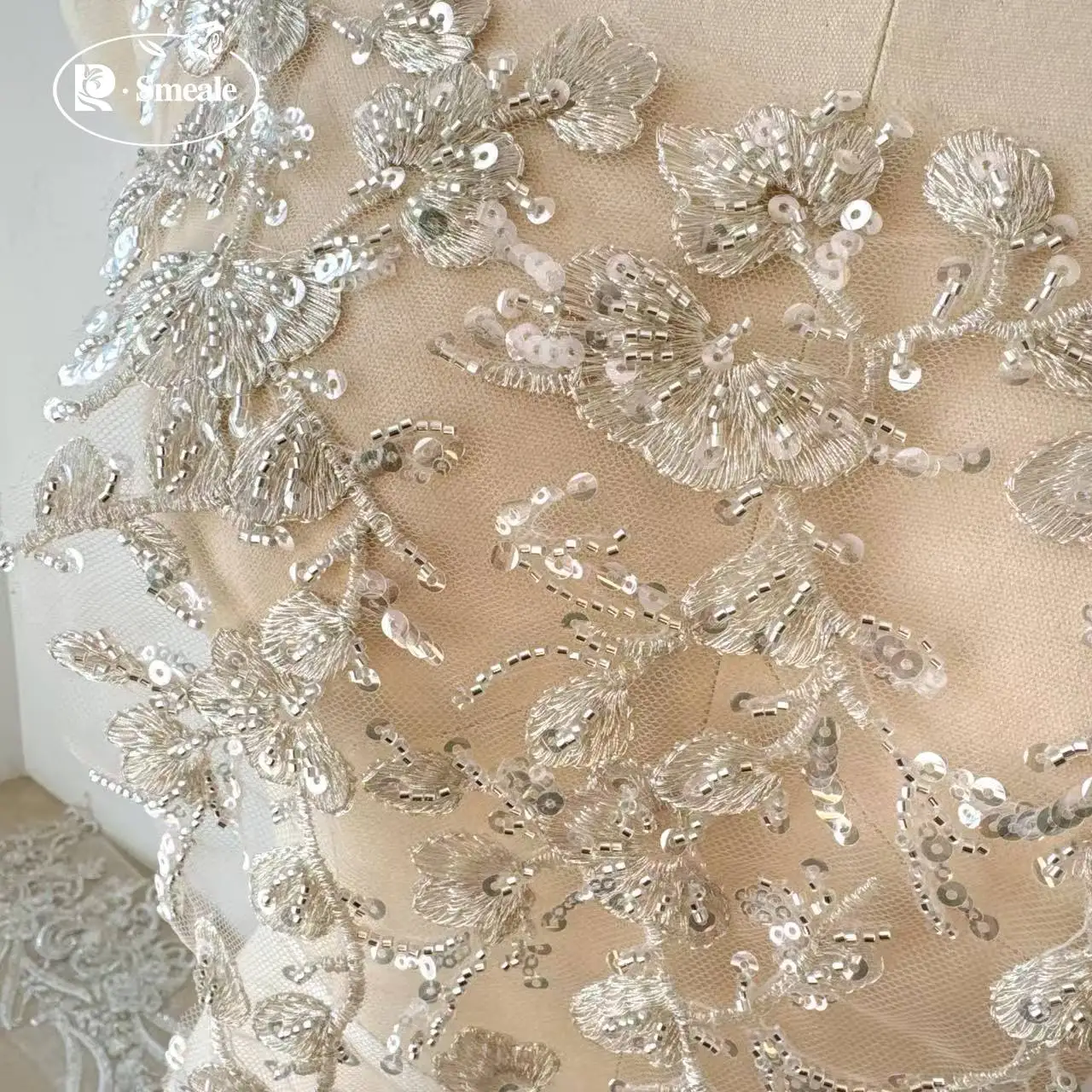 Silberfaden-Bestickter Spitzenkragen. Hochzeitskleid V-Ausschnitt Mittig Vorne auf der Brust Besticktes Dekor Perlenbesetzte Spitze Handgefertigt DIY – Detail 7