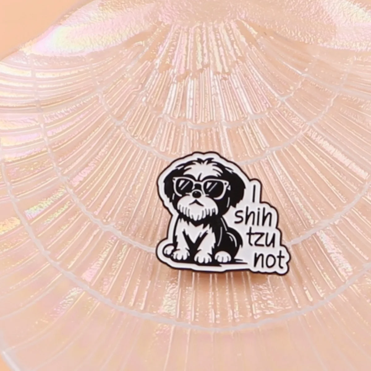 

Забавная эмалевая брошь-значок «I Shih Tzu Not» с щенком в черно-белых солнцезащитных очках для рюкзака, шляпы, лацкана, юмористический подарок