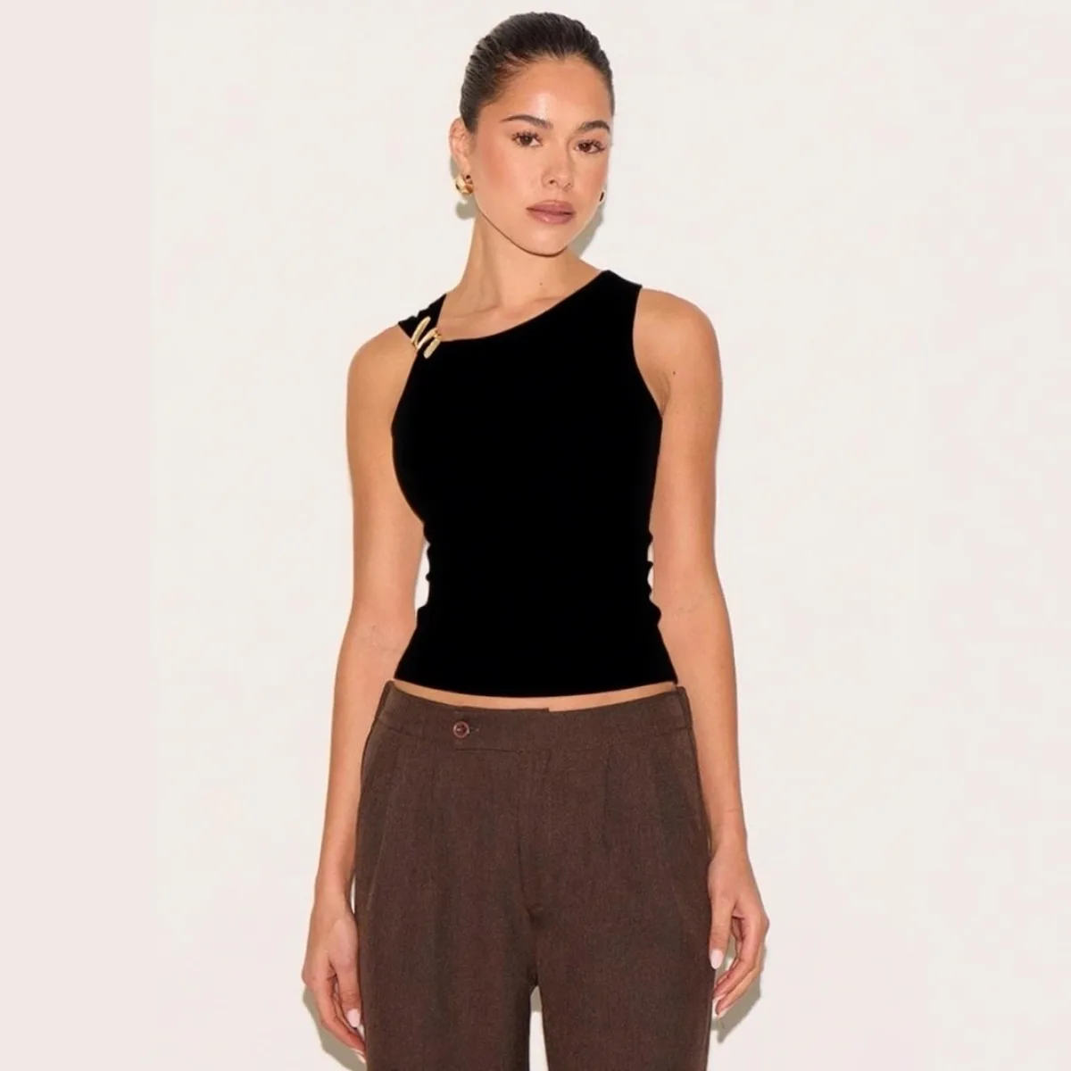 Damen One-Shoulder-Top mit Nieten-Verzierung, Elegantes und Modisches Schulterfreies Asymmetrisches Figurformendes Oberteil