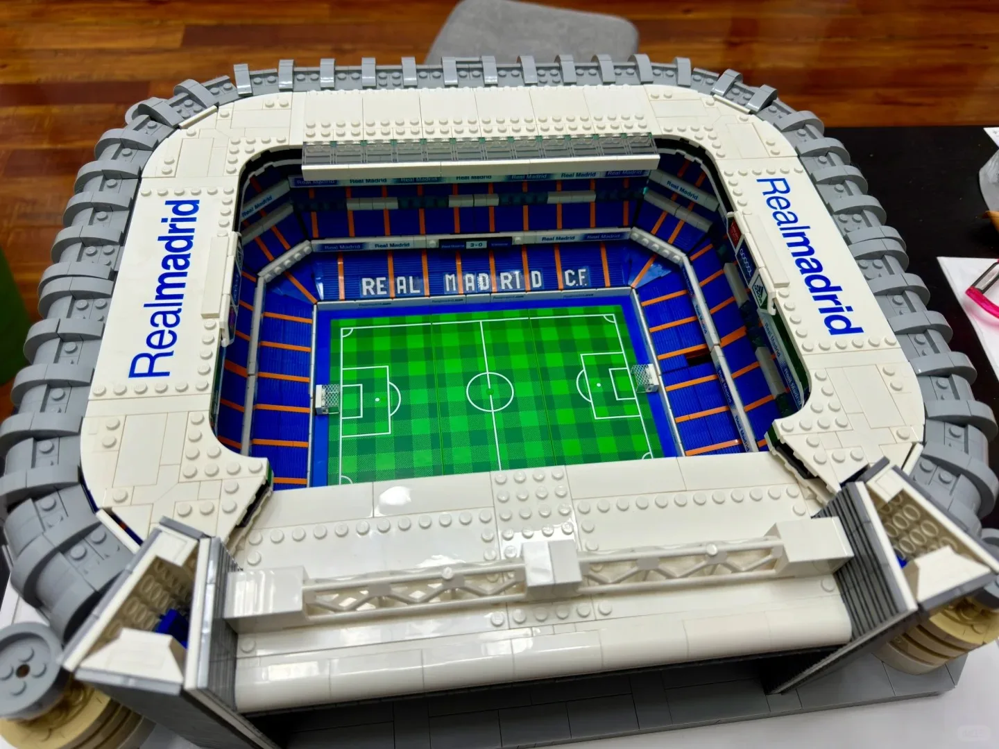 

Kreatives DIY Bernabeu-Stadion La Liga Real Madrid Heimfans schwer einzufügendes Bausteinspielzeug