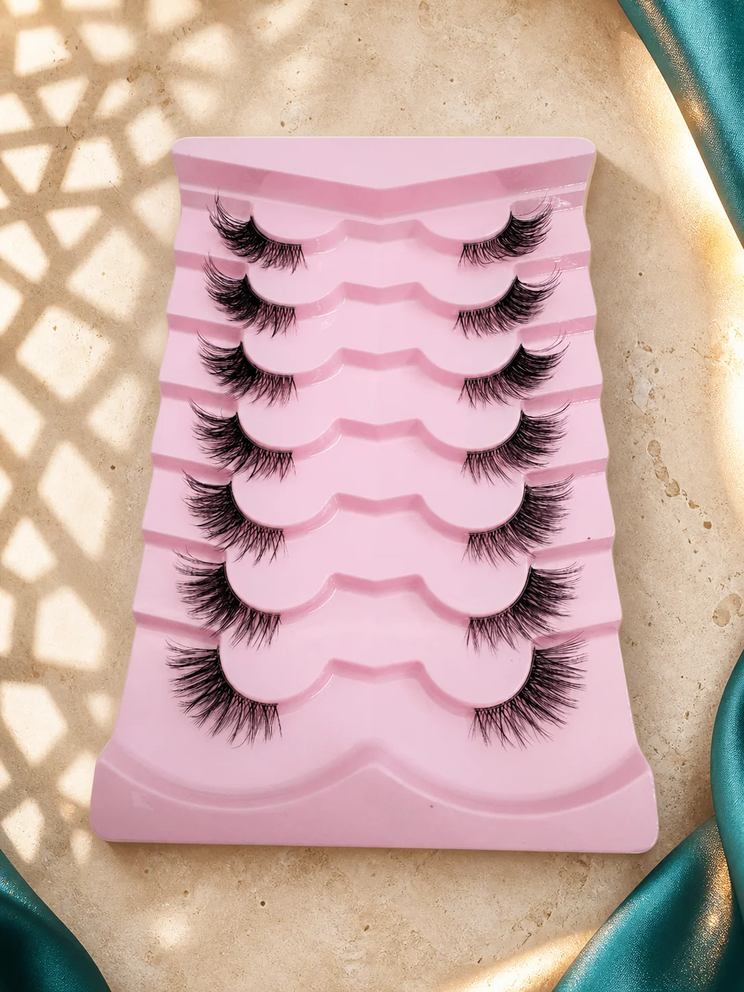 Mujie 7 Pairs of Half-Strip False Eyelashes, Cat-Eye Lashes, Atmospheric Fox-Eye Lashes, Soft 3D Faux Mink, Transparent Thin Stem, Layered Curling Design for Elongating the Outer Corners of the Eye - Reusable, Cross-Woven for a Fluffy Feel, Lightweight and Comfortable on the Eye, Suitable for Daily Charm and Special Occasions