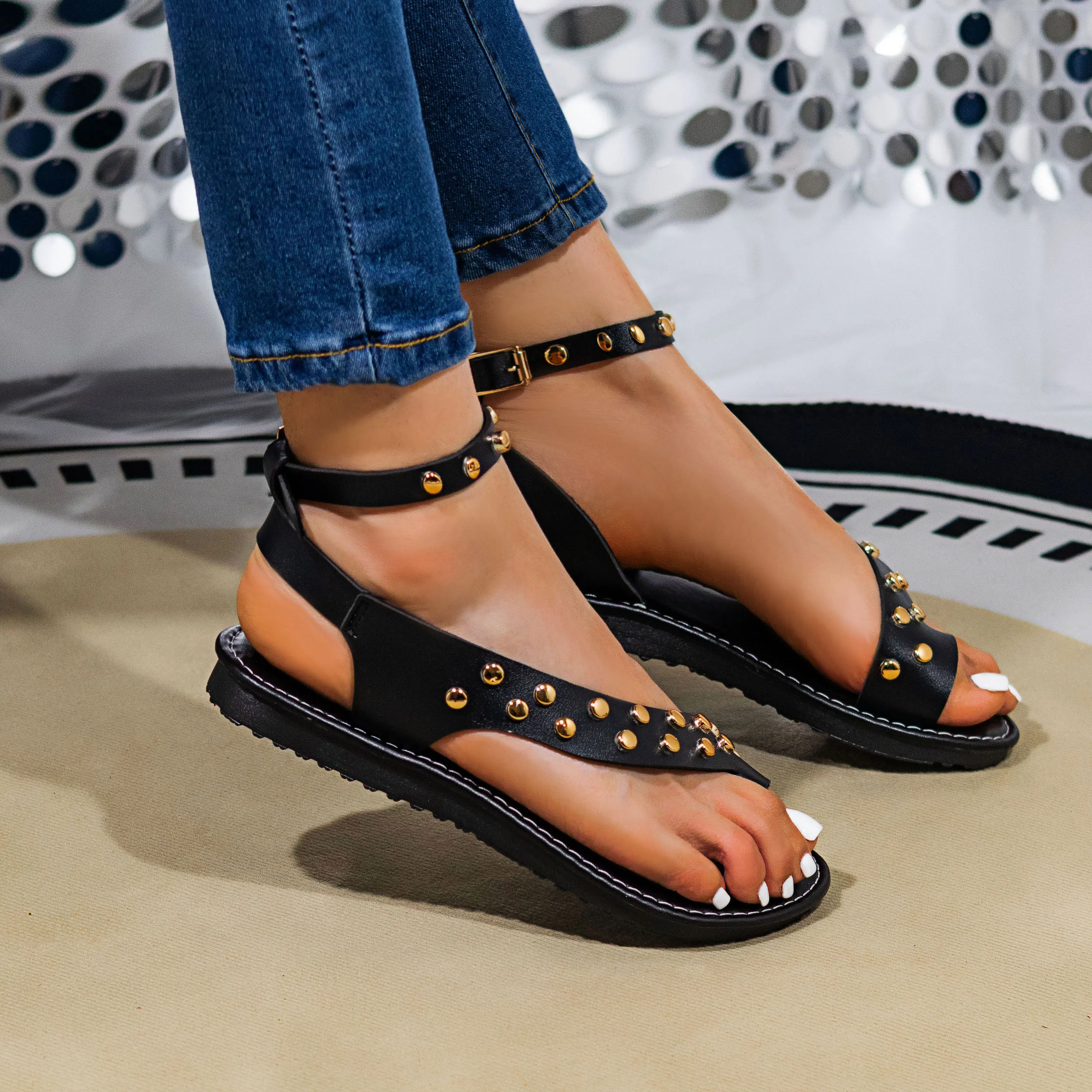 Women's Fashion Studded Decor Thong Flat Sandals Ankle Strap Open Toe Gladiator Casual Summer Beach Shoes for Daily Wear