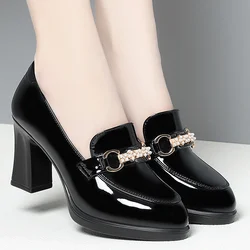 Zapatos de vestir de tacón alto y punta estrecha para mujer, calzado negro de charol medio, sin cordones, tacón cuadrado, cuero, novedad