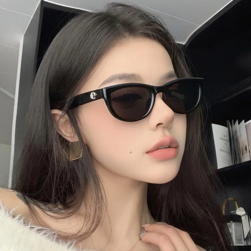 

new women's senior sense of small frame cat eye sunglasses men's outdoor sunscreen UV sunglasses fashion wear street shooting