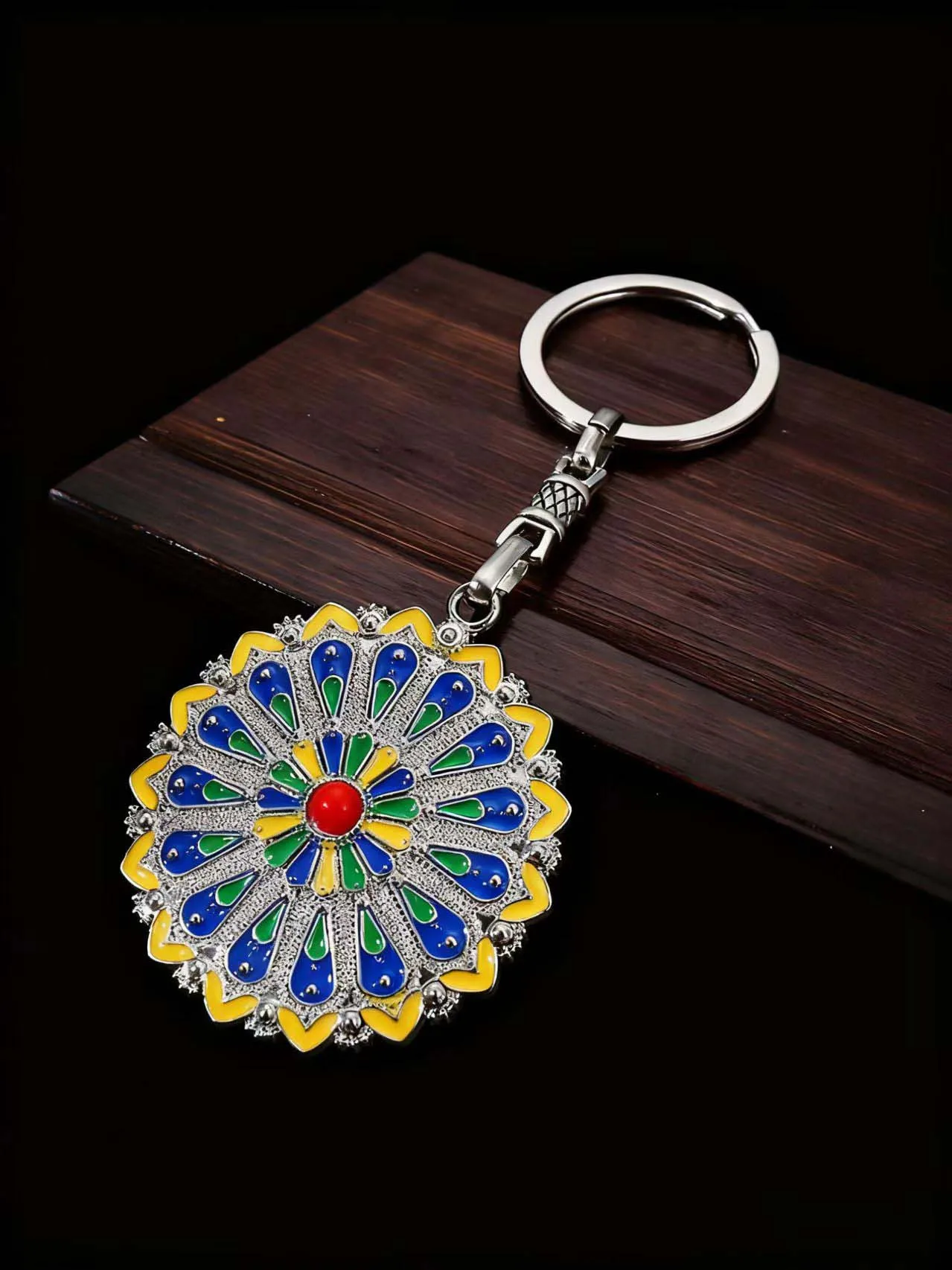 Silver Kabyle Jewelry Keychain with Enamel Pattern Design