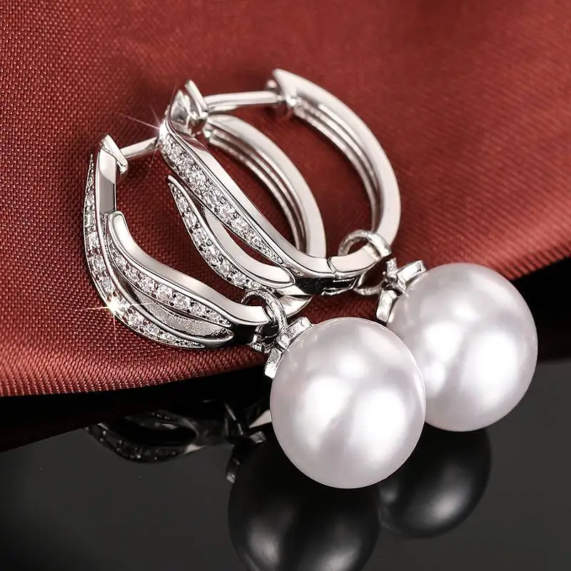 Huitan Stilvolles Design, künstliche Perlen-Tropfenohrringe für Damen, Party, Hochzeit, elegante Accessoires, eingelegter glänzender CZ, vielseitiger Schmuck