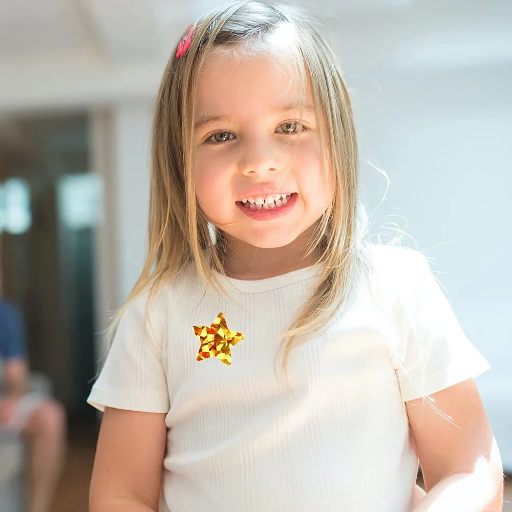 สติกเกอร์รูปดาวฟอยล์100-500ชิ้นป้ายสติกเกอร์ดาวสีทองโฮโลแกรมสำหรับเด็กรางวัลงานฝีมือติดผนังอุปกรณ์สำหรับครูในห้องเรียน