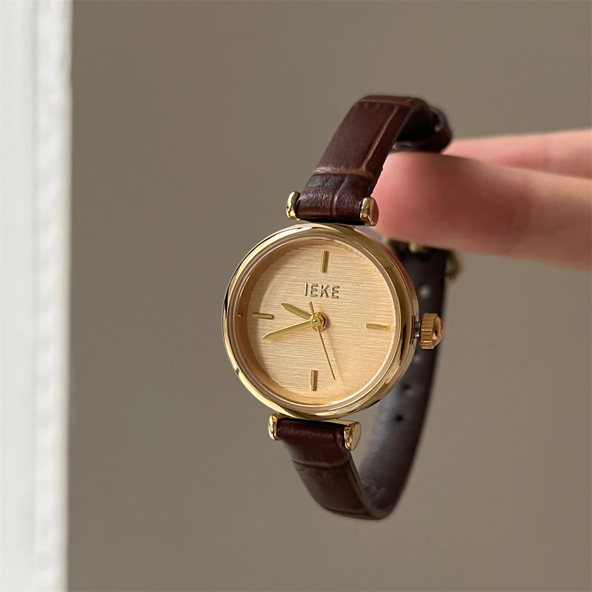 Stylish and luxurious round women's watch lightweight and versatile vintage-inspired quartz watch for women, small ladies' watch