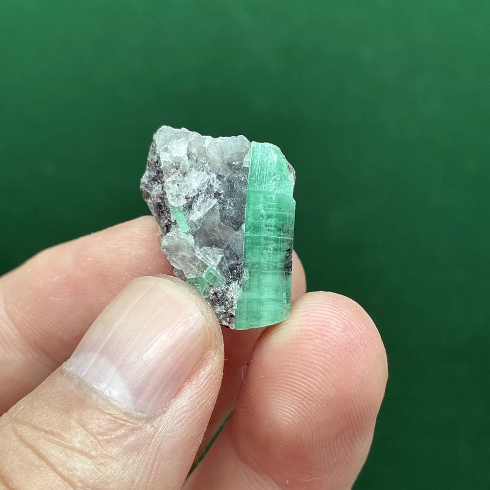 A1-4A 1 قطعة 100% الطبيعية الخضراء الزمرد المعدنية جوهرة الصف عينات الأحجار والكريستال ماليبو عينة التدريس