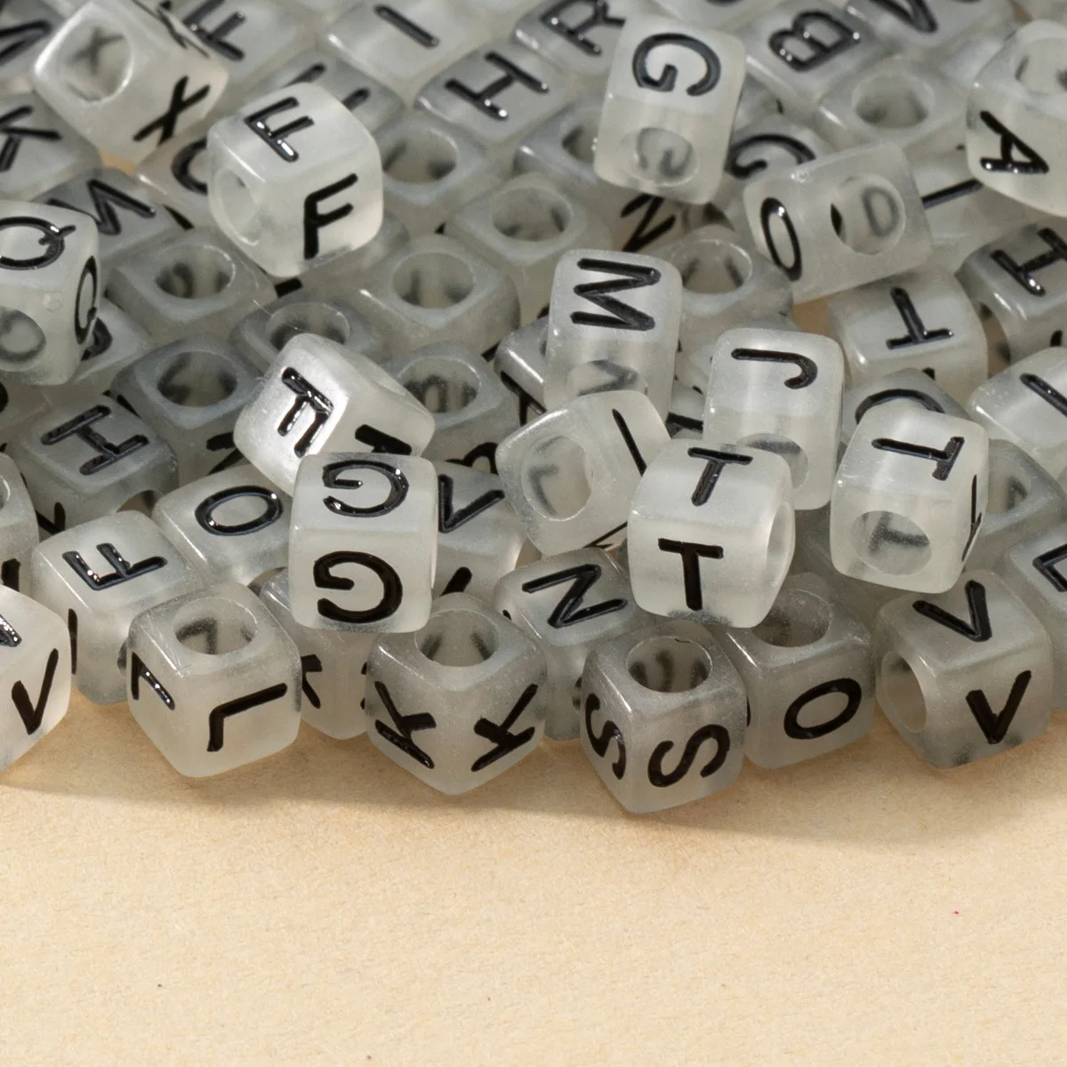 

Светящийся стиль с большим отверстием, квадратный куб, акриловые бусины с буквами английского алфавита, подходят для вязаного браслета с именем, изготовление украшений 6*6 мм, 2000 шт.