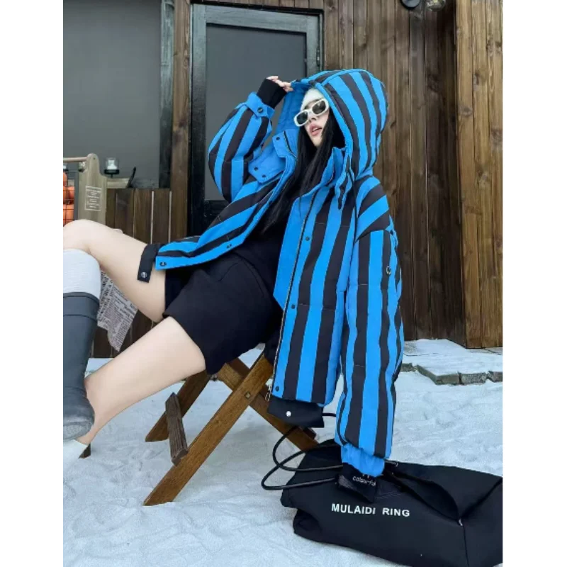 Chaqueta de plumón de nuevo estilo con rayas gruesas para el calor, ropa de abrigo de moda de 2025 para desplazamientos y ropa de ocio.