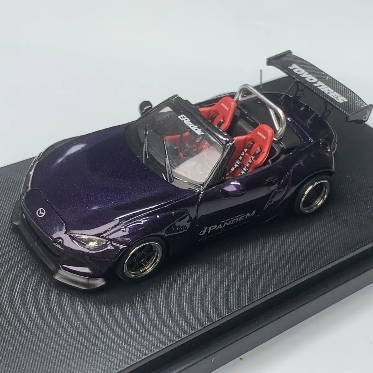 ダイキャストストリート 1:64 スケール マツダ MX-5 コンバーチブル ダークナイトパープル 合金車モデル コレクタブルトイ ギフト 記念品 ディスプレイ