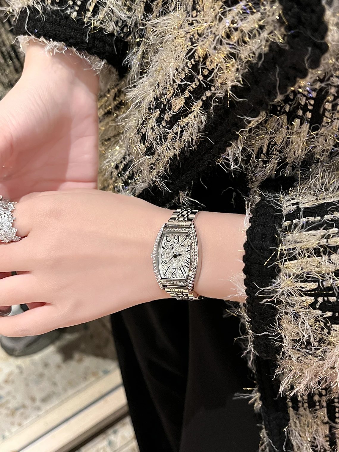 ساعة Tonneau الماسية الكاملة للسيدات، ساعة أنيقة لبلدان كازاخستان وآسيا في الشرق الأوسط