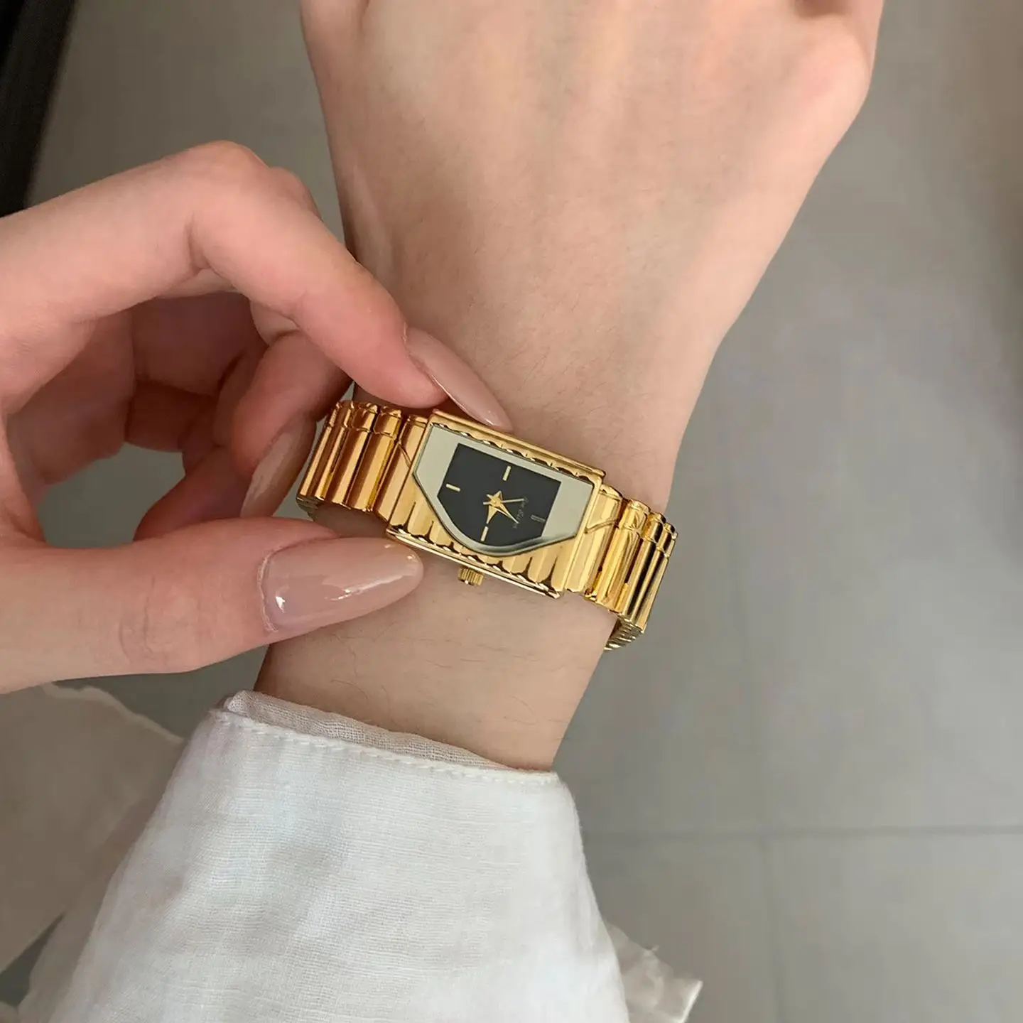 Light Luxury Fashion Unique Design Women's Watches High-end Feel Black Gold Piano Dial Stainless Steel Quartz Women's Watch Gift