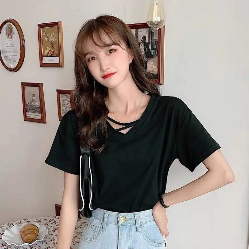 Solide Temperament Kurzarm frauen Nische Design Sinn Sommer Neue Koreanische Version Lose V-ausschnitt T-shirt Süße und Würzige Top