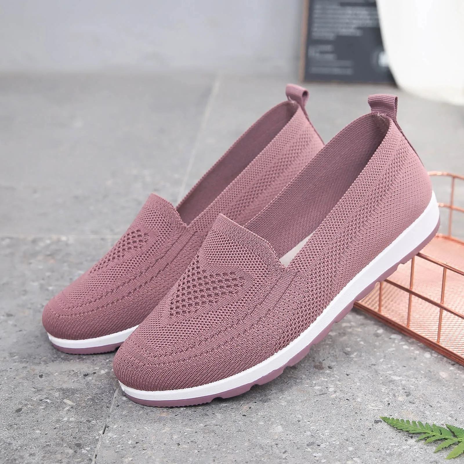 Sepatu kets slip on kasual wanita, sepatu sneakers olahraga jalan luar ruangan sol lembut musim panas untuk perempuan