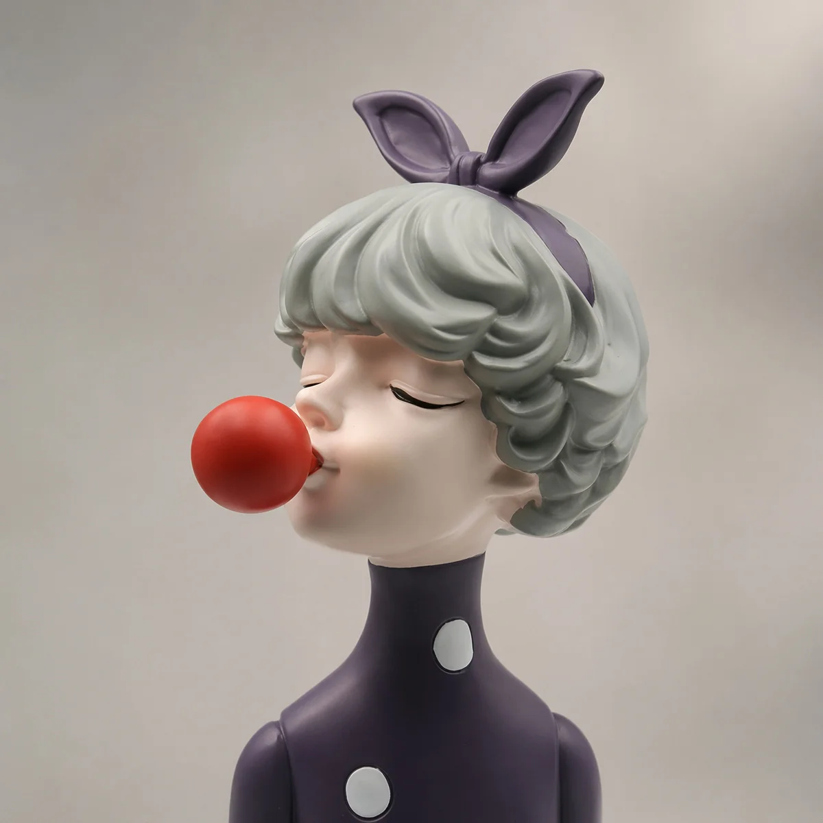 Nordic Bubble Gum Girl Resin Figurine, Cute Modern Girl Statue, Home Decor Sculpture for Living Room Bedroom Vanity Desk