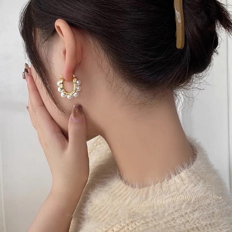 2023 New Arrival Retro Elegant Imitation Pearl Oval Hoop Earrings For Women Fashion Classic Geometric Jewelry Gifts