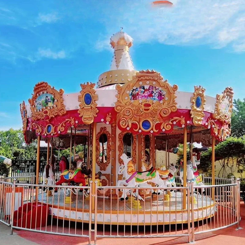 معدات تسلية دائرية عند مدخل مركز تسوق مربع كبير