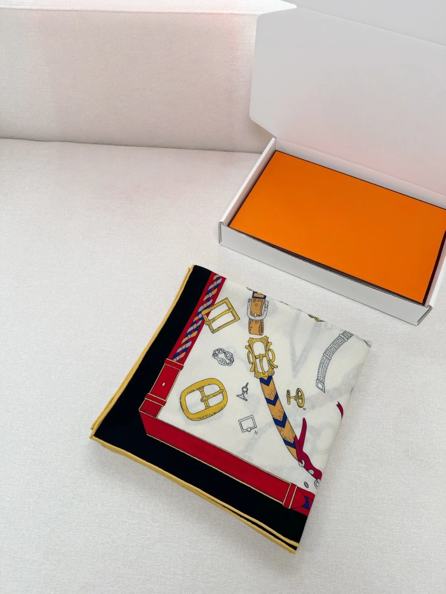 chales-de-luxe-pour-femmes-foulards-carres-retro-francais-de-luxe-avec-chaine-echarpes-a-la-mode-et-chales-en-velours-cadeaux-de-fetes