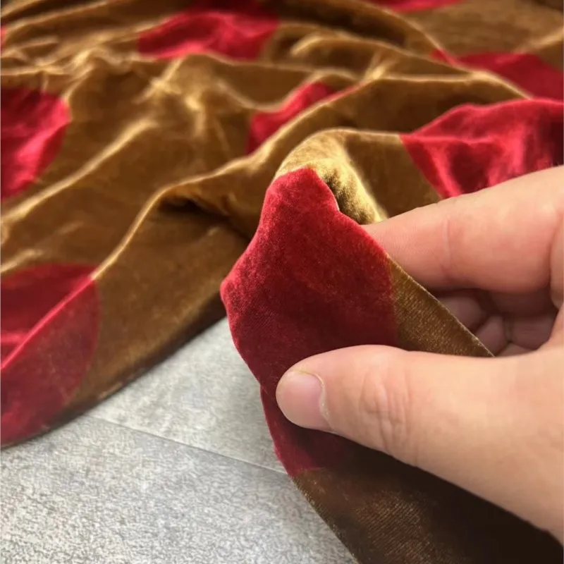 Nuevo tejido estampado de seda y terciopelo para un elegante vestido de traje.