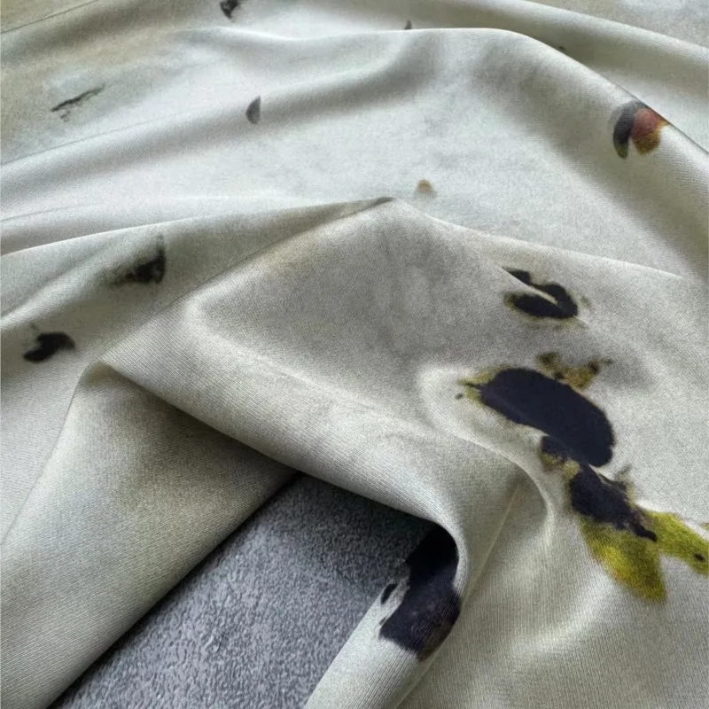 Der Stoff besteht aus hochwertigem, maßgeschneidertem Seiden-Träger-Top-Kleid-Set aus inktwaschbarem, sprühgefärbtem beigem, elastischem Twill