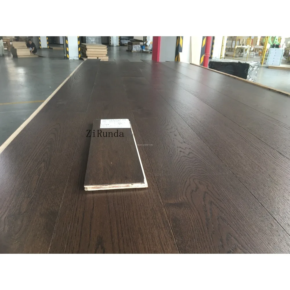 Versión personalizada del piso de roble multicapa cepillado de alta calidad.