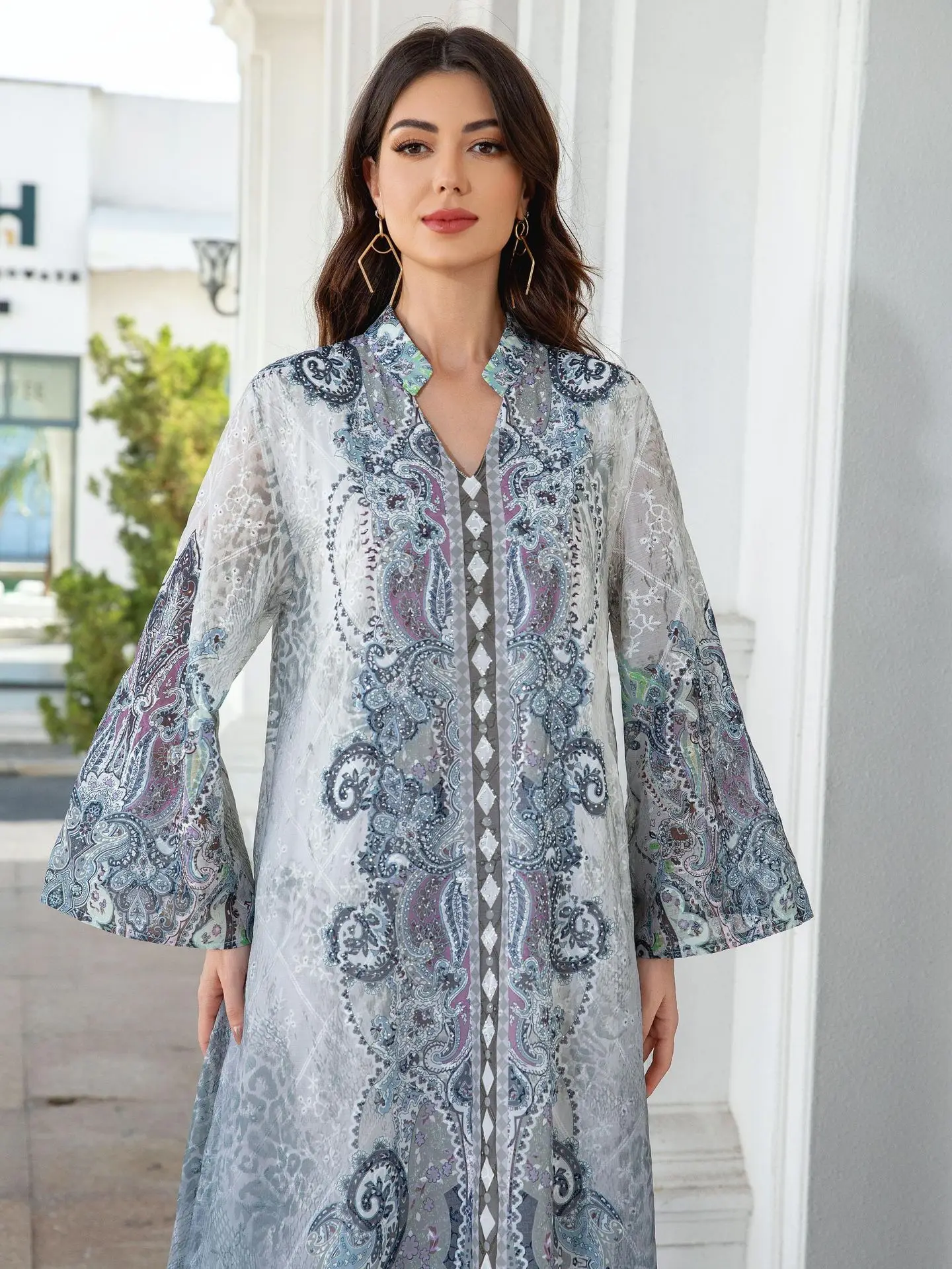 فساتين نسائية لعام 2025 باللون الأزرق على شكل حرف v وأكمام طويلة ورقبة على شكل حرف v بطول الكاحل فساتين فضفاضة على شكل حرف a للسيدات في الشرق الأوسط ملابس عصرية إسلامية جديدة