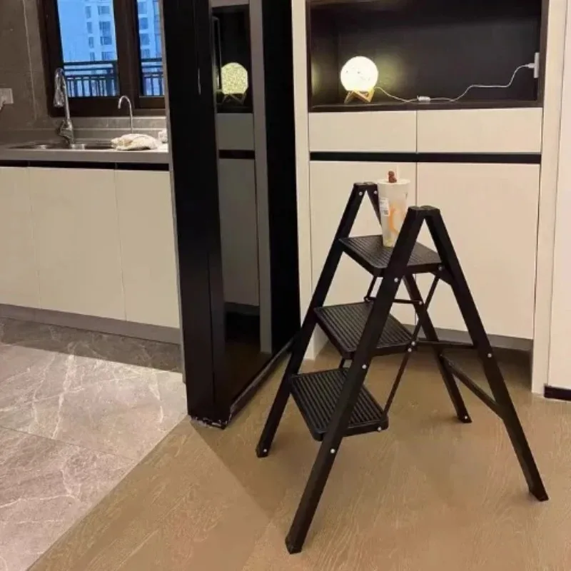 บันไดพับแบบก้างปลา พร้อมแผ่นรองกันลื่น สีแดง รุ่นพับได้สำหรับใช้ในบ้าน ประหยัดพื้นที่ แข็งแรง รับน้ำหนักได้ 150 กก.