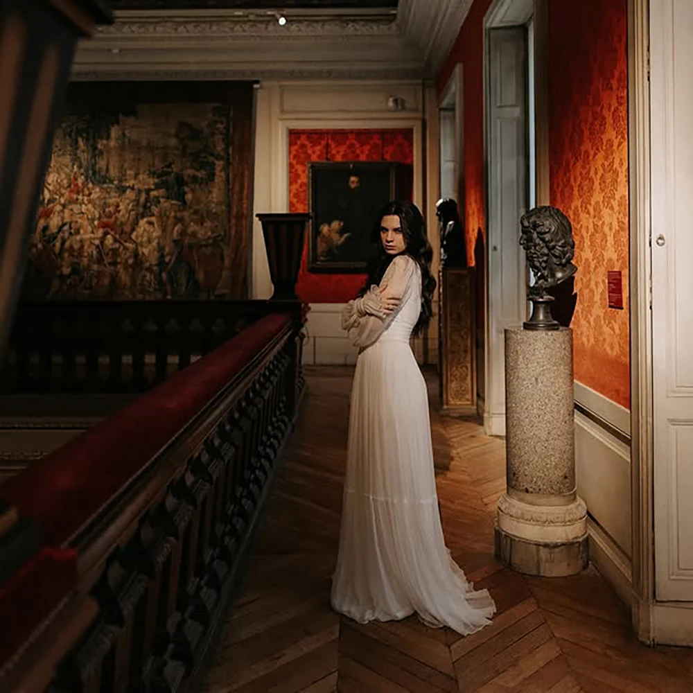 ชุดแต่งงานผ้าชีฟองไหมเซ็กซี่ คอเสื้อลูกไม้ลึก ทรงเอ แขนยาว กระโปรงพลีทแบบกำหนดเอง ชายกระโปรงทรงแปรง