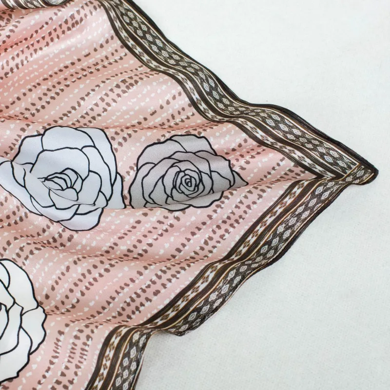 Sciarpa con motivo camelia rosa da 68 cm per donna Primavera Estate Nuova sciarpa di seta imitazione per scialle versatile e alla moda