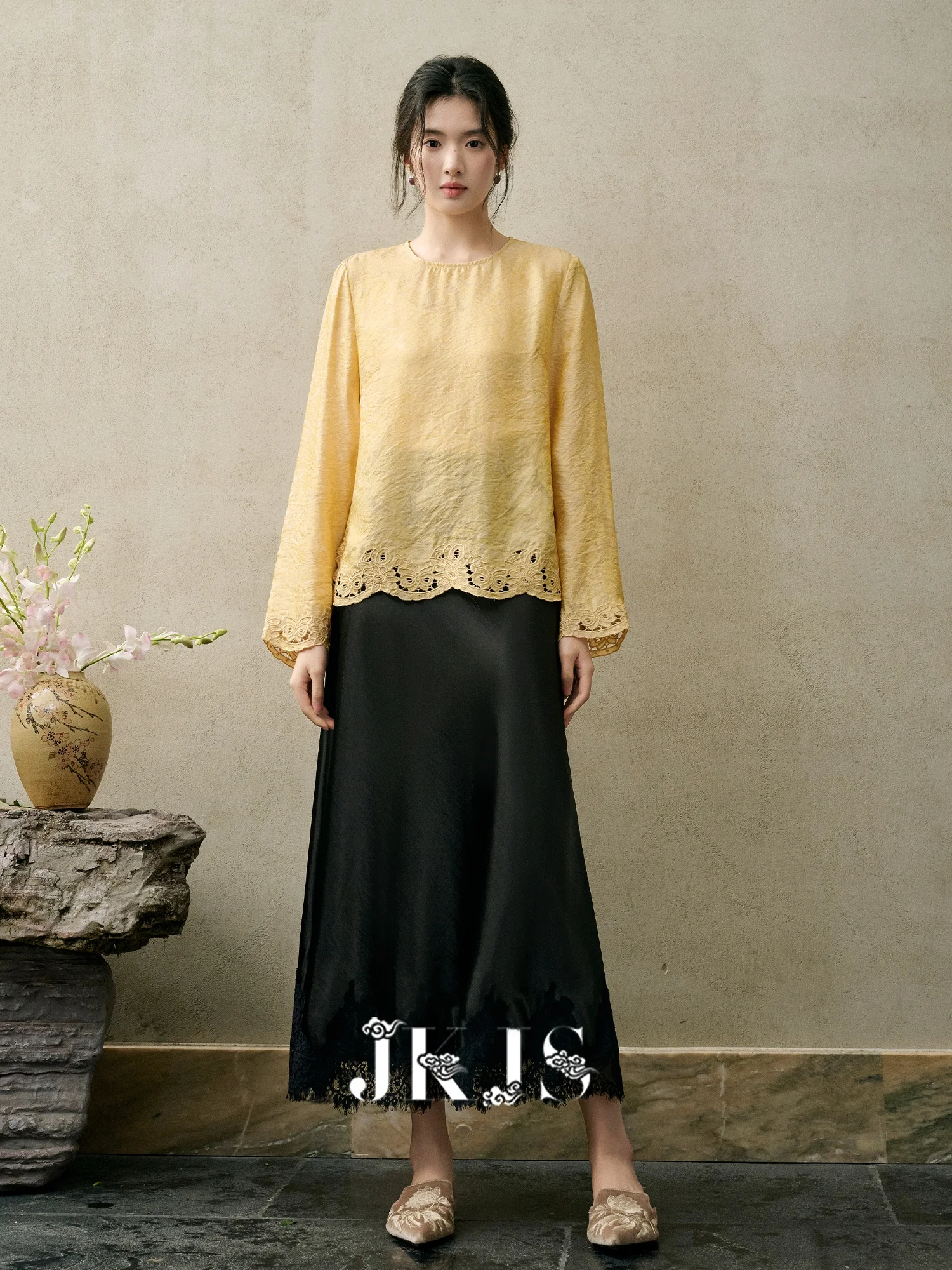 

Новая весенняя шелковая блузка 2026 года с вышивкой в китайском стиле, элегантный свободный крой, длинный рукав, для женщин