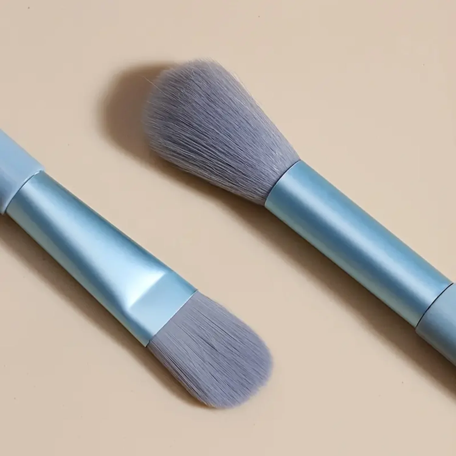 顔、目、唇用のポータブルメイクブラシ8本セット - アイシャドウ、眉毛コーム、まつげスプーリー、ファンデーション、パウダーが含まれます