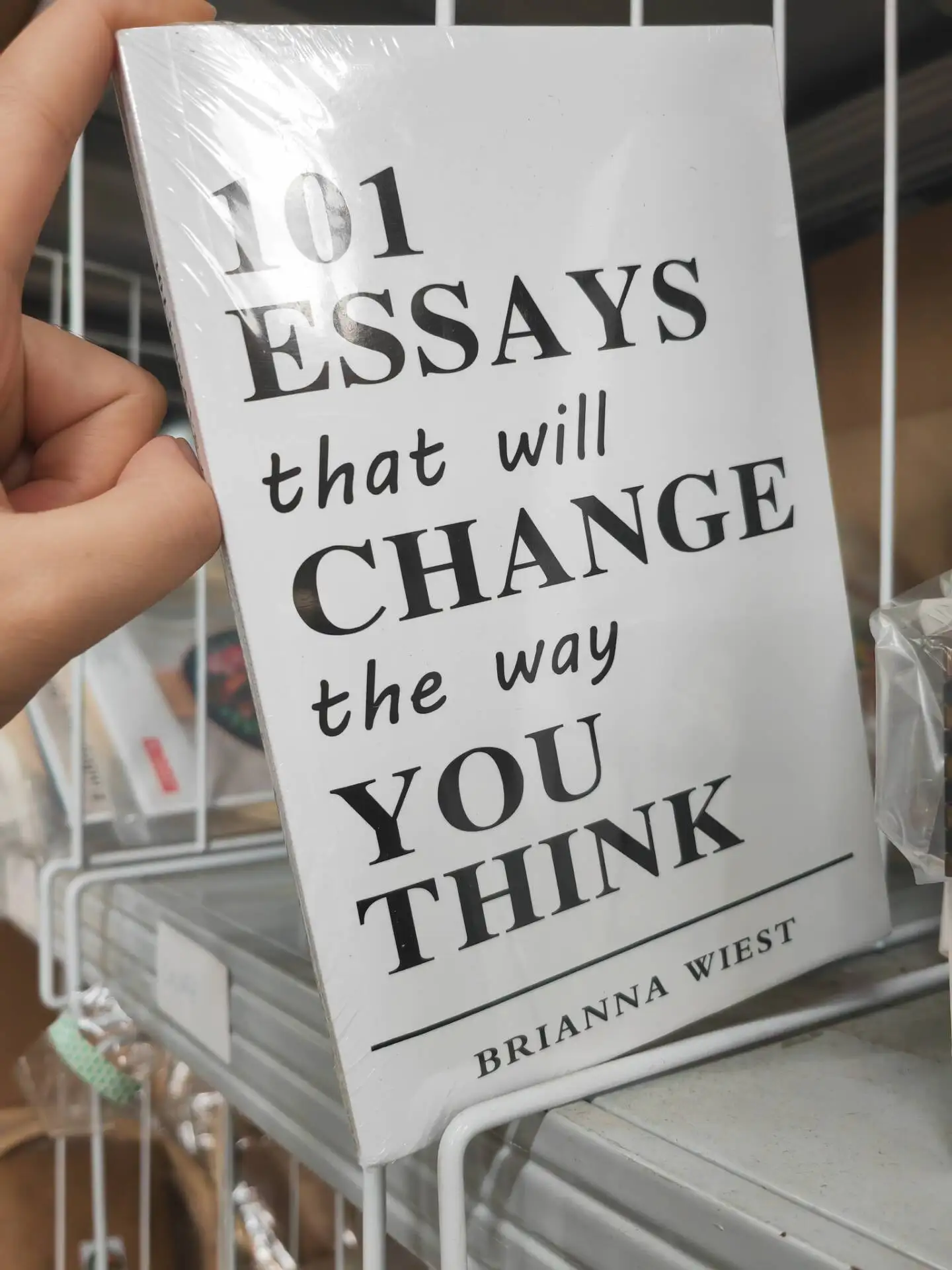 101 مقالة تتغير الطريقة التي تعتقد بها كتابًا باللغة الإنجليزية ذات الغلاف الورقي
