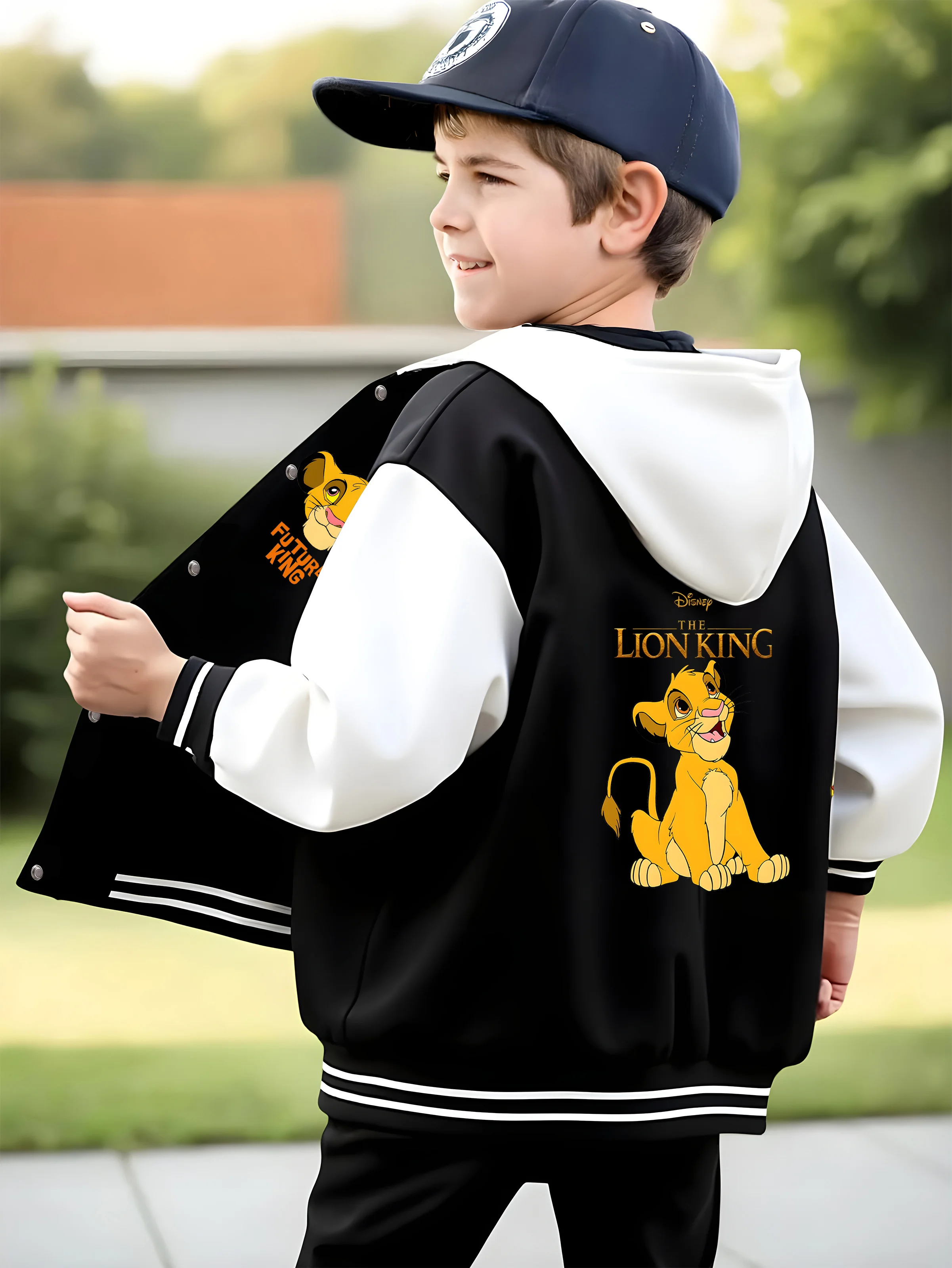 Jaket Baseball Anak Laki-Laki MINISO Disney - Cetakan Simba Raja Singa "Raja Masa Depan", Singa Kecil, Cocok untuk Sekolah dan Bermain, Unik