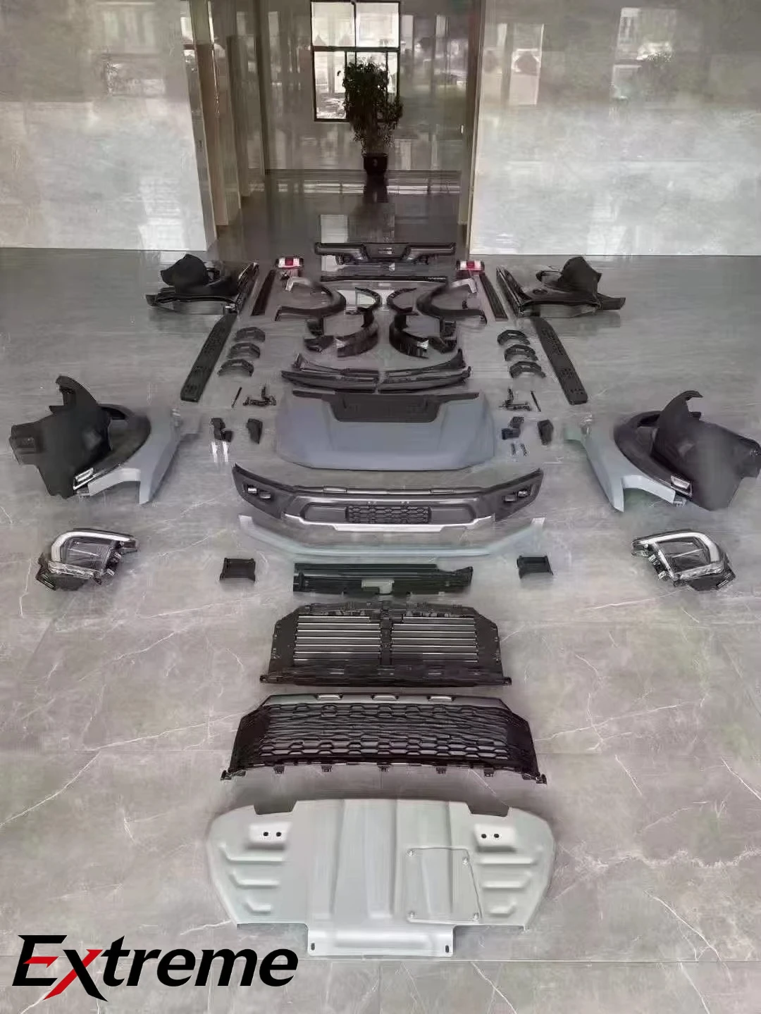Комплекты для переоборудования кузова Ford F150 2015-2019 в стиль Raptor 21: капот, крылья, фары, задние фонари, бампер, диффузор, детали кузова