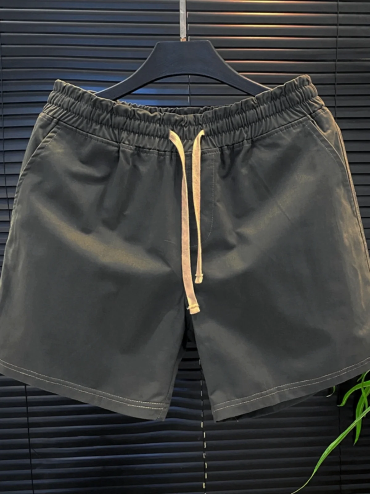 

Летние тонкие спортивные мужские брюки-капри с прямым кроем, средней посадкой, молодежным дизайном и карманами, однотонные, длиной три четверти