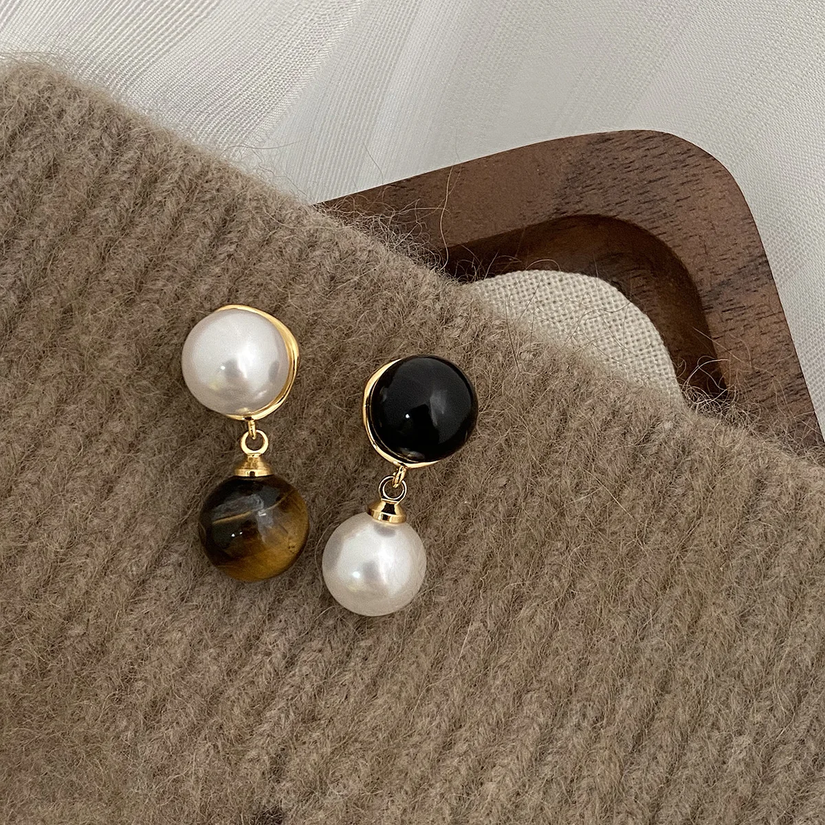 

Autumn And Winter Fashionable Exquisite Maillard Asymmetric Tiger Eye Stone Pearl Earring Simple Temperament Earrings For Women