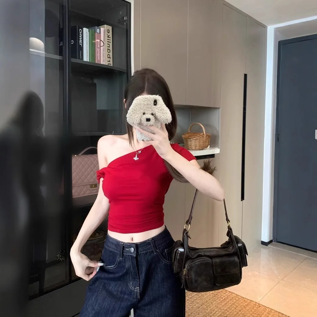 Ariseism الأمريكية الرجعية الأحمر غير المتكافئة الكتف سليم صالح تي شيرتات قصيرة الاكمام المرأة الصيف نمط جديد حار قاعدة الأعلى