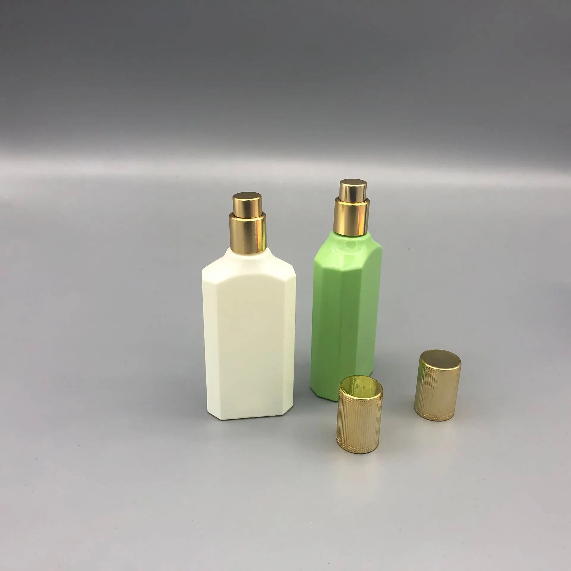 1pcs 6 Color Metal Covers Glass Tank 30ml Perfume Bottle Aluminum Nozzle Spray Refillable Bottle Parfum Cosmetic Glass Container