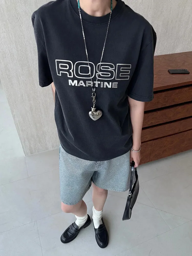 

Футболка Marti Rose 25ss с 3D-металлическим слоганом, коротким рукавом, эффектом потертости и состаривания, свободного кроя, с круглым вырезом, в повседневном стиле.